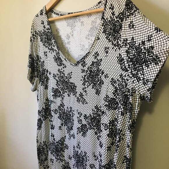 Michel Studio B&W Floral Lace Print Stretchy V-Neck Modern Tee - Picture 4 of 16